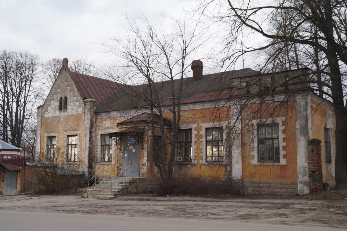 Всё началось с мерча Коврова. Разработала его дизайнер Виктория Песко со своей командой. И чем глубже создатели модных вещей углублялись в тему, тем очевиднее становилось: в городе практически отсутствует турпоток. Эту ситуацию решено было исправить, ведь в третьей оружейной столице России точно есть на что посмотреть.