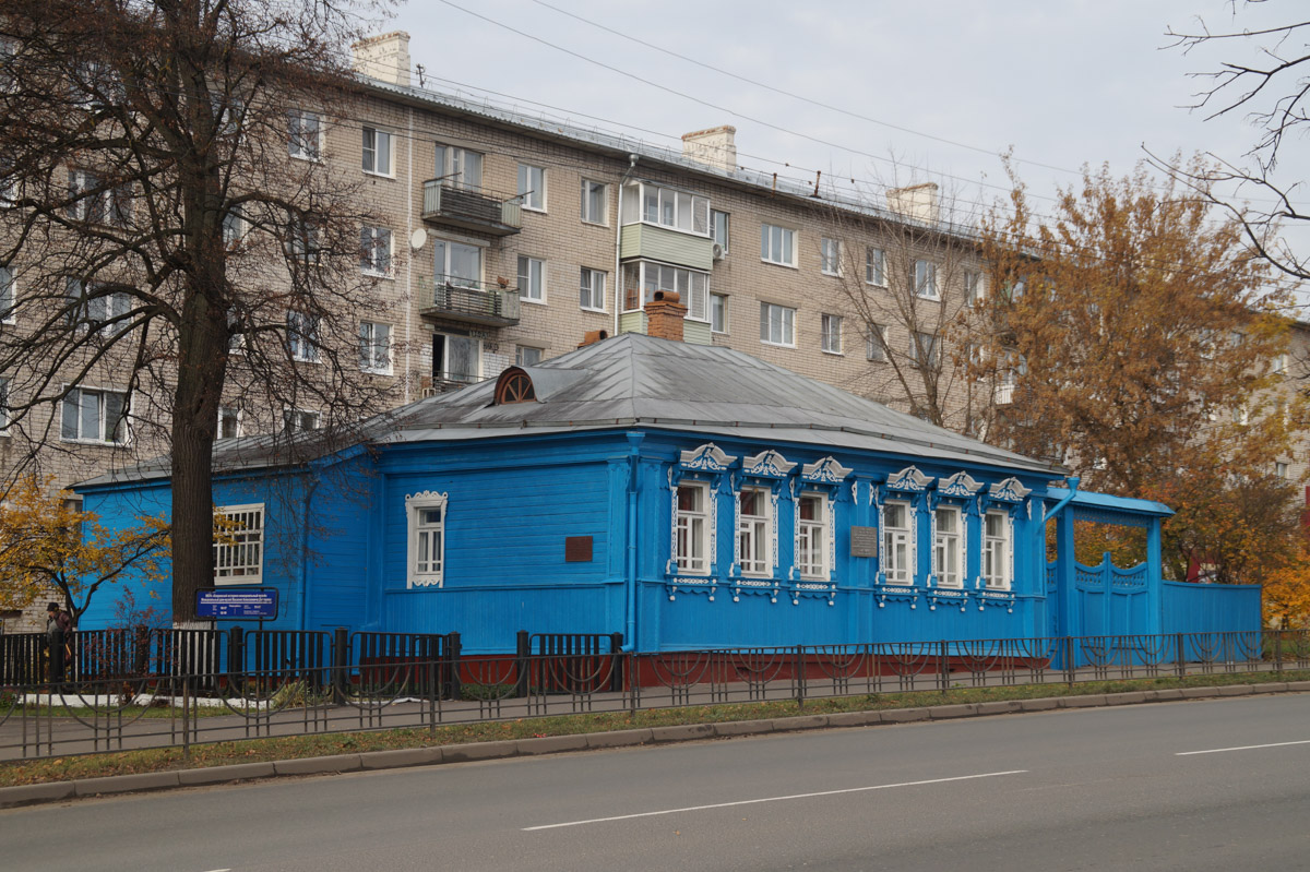 Всё началось с мерча Коврова. Разработала его дизайнер Виктория Песко со своей командой. И чем глубже создатели модных вещей углублялись в тему, тем очевиднее становилось: в городе практически отсутствует турпоток. Эту ситуацию решено было исправить, ведь в третьей оружейной столице России точно есть на что посмотреть.