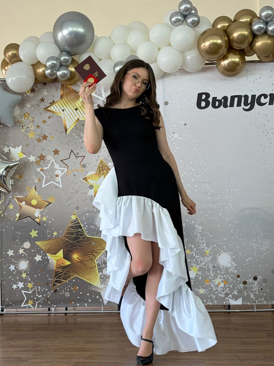 Экзамены написаны, баллы подсчитаны, нервные клетки восстанавливаются. Набравшие заветную сотку на ЕГЭ получили не только шанс на поступление в вуз мечты, но и денежное вознаграждение. Но за безупречными результатами стоят упорная подготовка и сильный стресс. Из-за последнего, кстати, вновь заговорили об отмене единого тестирования. «Ключ-Медиа» задал вчерашним школьникам вопросы по поводу этой инициативы.