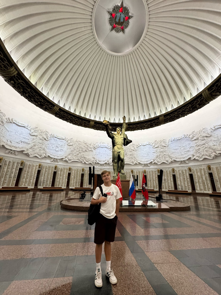 Экзамены написаны, баллы подсчитаны, нервные клетки восстанавливаются. Набравшие заветную сотку на ЕГЭ получили не только шанс на поступление в вуз мечты, но и денежное вознаграждение. Но за безупречными результатами стоят упорная подготовка и сильный стресс. Из-за последнего, кстати, вновь заговорили об отмене единого тестирования. «Ключ-Медиа» задал вчерашним школьникам вопросы по поводу этой инициативы.