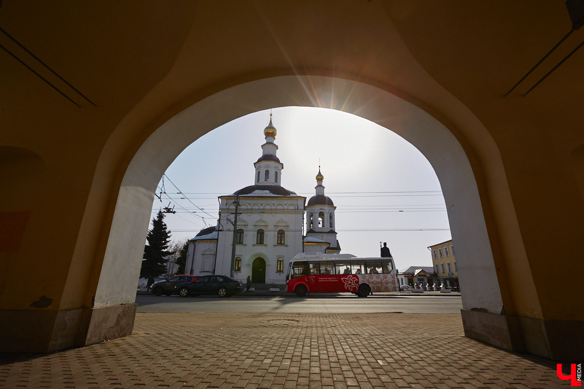 Если Суздаль славится своей панорамой благодаря низкоэтажной застройке, то полюбоваться на горизонт во Владимире уже сложнее: большинство видов перекрывают высотки. У нас как минимум два десятка жилых небоскребов, насчитывающих от 18 до 20 этажей. Своими мыслями о влиянии современных доминант на облик города местный архитектор поделился с «Ключ-Медиа».
