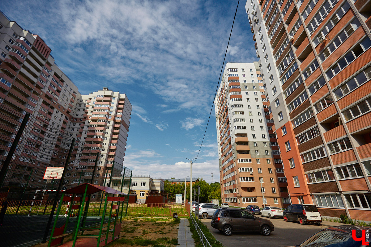 Если Суздаль славится своей панорамой благодаря низкоэтажной застройке, то полюбоваться на горизонт во Владимире уже сложнее: большинство видов перекрывают высотки. У нас как минимум два десятка жилых небоскребов, насчитывающих от 18 до 20 этажей. Своими мыслями о влиянии современных доминант на облик города местный архитектор поделился с «Ключ-Медиа».