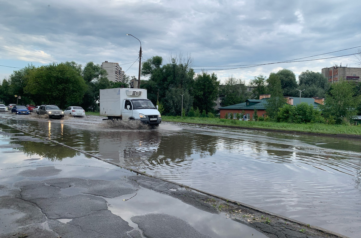 Во Владимире устраняют последствия непогоды, на город обрушился ливень с грозой. Областной центр оказался в эпицентре стихии накануне, молнии и раскаты грома фиксировали во всех районах столицы 33-го региона. «Ключ-Медиа» собрал самые эффектные кадры вечернего неба.
