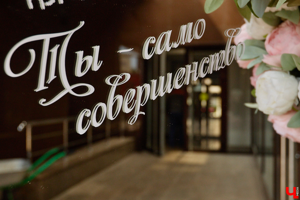 Владимирские заведения поддержали тренд и обзавелись своими зеркальными фотозонами. Пройти мимо, не бросив взгляд или не сделав фотографию, почти невозможно. Причем каждая локация со своим характером. «Ключ-Медиа» прогулялся по Владимиру и нашел несколько интересных композиций, у которых хочется задержаться.