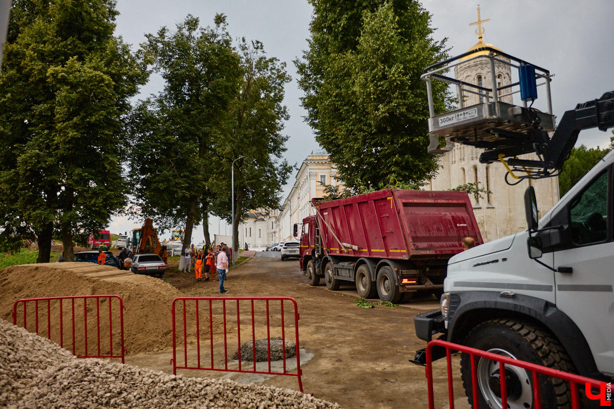 Исторический центр Владимира в этом году не узнать: несколько городских достопримечательностей скрылись за железным занавесом, культурные учреждения выглядывают из-за зеленых сеток в ожидании нового вида. Коснулись перемены и популярных городских пространств. Каких именно, рассказываем в материале.