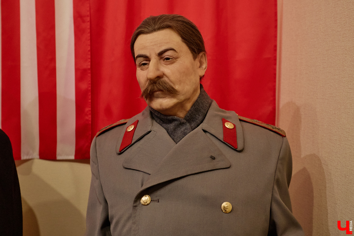 В Суздале немало достойных внимания музеев. Например, в одном из них собрали 150 восковых фигур различных исторических деятелей, писателей, музыкантов и артистов: от князя Пожарского и Петра I до Сергея Есенина и Евгения Леонова. «Ключ-Медиа» заехал в гости, чтобы заглянуть в глаза реалистичным копиям.