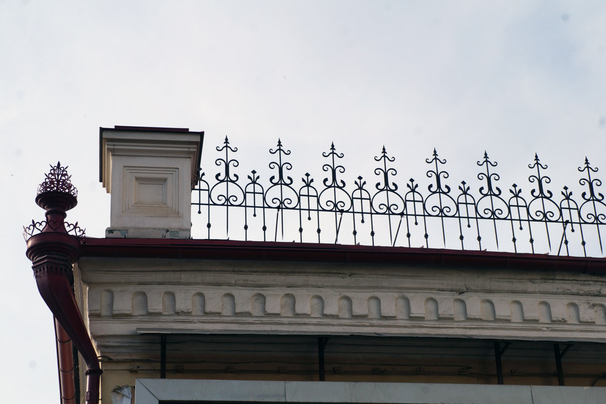 Красота повсюду, главное — уметь ее найти. У владимирского архитектора Анастасии Егоровой глаз, как говорится, наметан. На этот раз вместе с любознательной подругой Татьяной Латалиной ей удалось собрать целую серию из эстетичных водосточных воронок, украшающих дома по всей стране и за ее пределами.