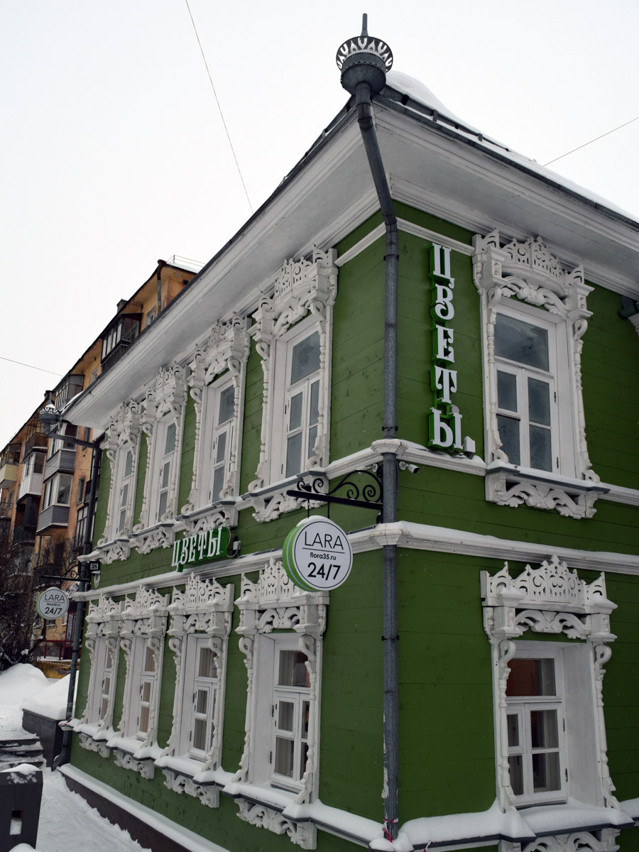 Красота повсюду, главное — уметь ее найти. У владимирского архитектора Анастасии Егоровой глаз, как говорится, наметан. На этот раз вместе с любознательной подругой Татьяной Латалиной ей удалось собрать целую серию из эстетичных водосточных воронок, украшающих дома по всей стране и за ее пределами.