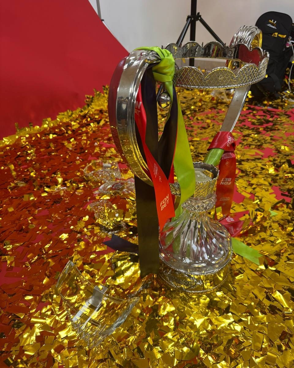 Суперфинал Кубка России по футболу сезона-2026 запомнился не только победой «Спартака», но и разбитым трофеем. Восстанавливать награду пришлось стеклодувам Гусевского хрустального завода. «Ключ-Медиа» узнал подробности работы над многострадальной чашей.