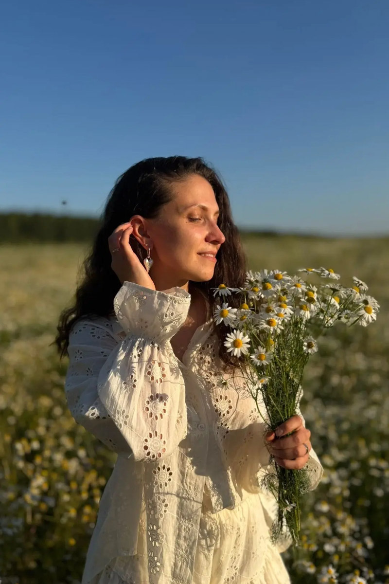 Лето в самом разгаре, и хочется запечатлеть каждое его мгновение. И природа, к слову, отличная фотостудия: декорации почти не нужны, а свет подвижный и мягкий, особенно на закате. Остается найти локацию и подобрать образ. Вдохновиться предлагаем тематическими проектами с сельским вайбом от девушек из Владимира.