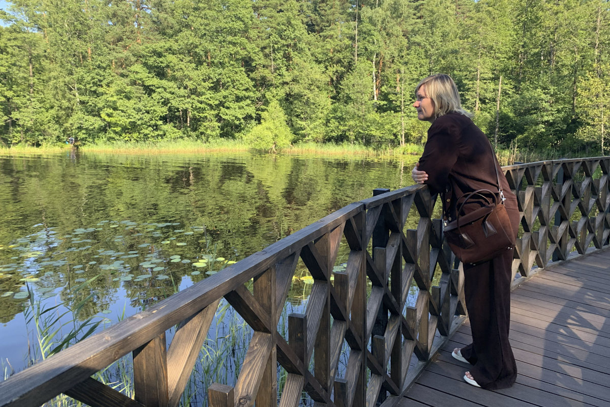 Хочется отдохнуть у воды, а ехать к Черному морю не рискуете из-за кризиса с топливом? Обратите внимание на Черное озеро, расположенное в Покрове. Всего час на машине от Владимира — и вы окажетесь в удивительном месте, недавно открывшемся после благоустройства. Вход на территорию бесплатный, а сама локация радует не только песчаным пляжем, но и смотровыми площадками, а также экологическими тропами