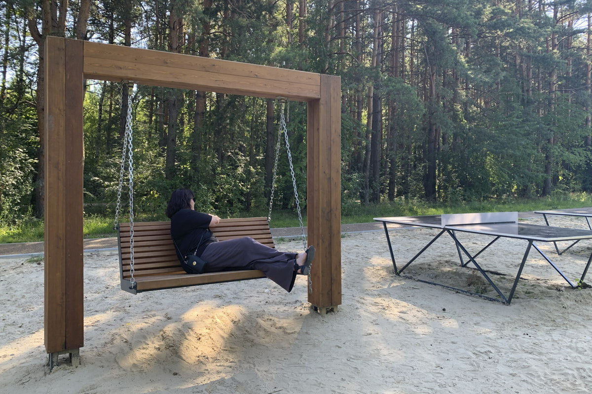 Хочется отдохнуть у воды, а ехать к Черному морю не рискуете из-за кризиса с топливом? Обратите внимание на Черное озеро, расположенное в Покрове. Всего час на машине от Владимира — и вы окажетесь в удивительном месте, недавно открывшемся после благоустройства. Вход на территорию бесплатный, а сама локация радует не только песчаным пляжем, но и смотровыми площадками, а также экологическими тропами