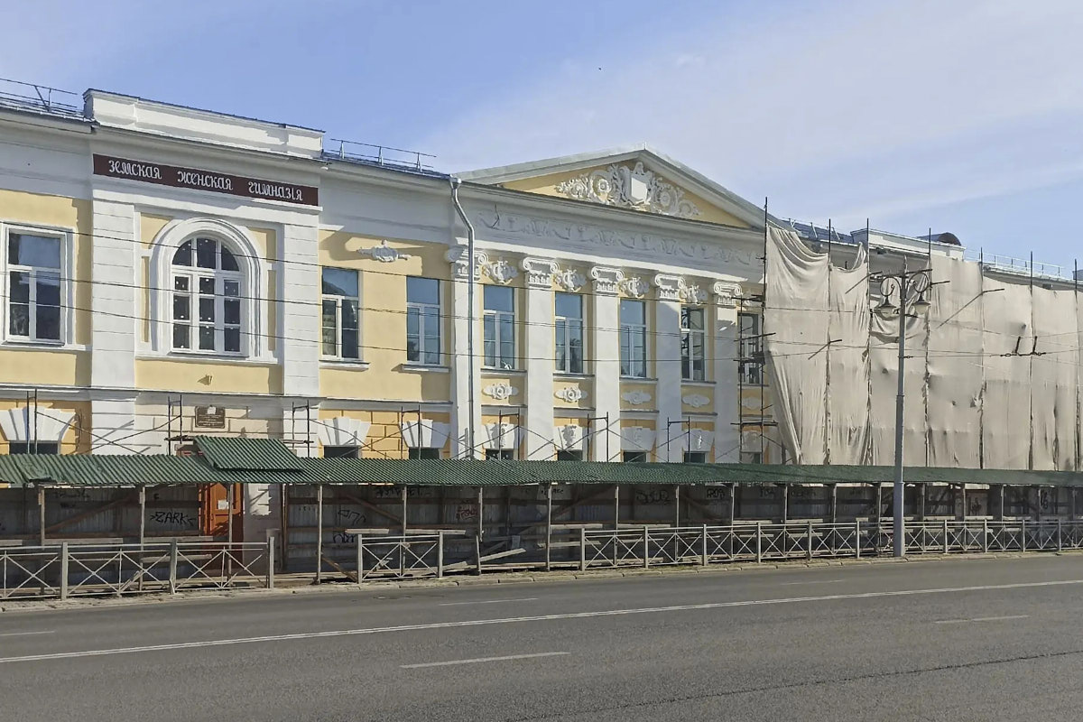 Владимир в этом году одна большая стройплощадка. Исторический центр буквально истерзан реставрациями и ремонтами. На одни локации рабочие только заходят, на других процесс в самом разгаре, так что тема по-прежнему в топе и останется там еще надолго. Разбираемся, что, где и когда приведут в порядок