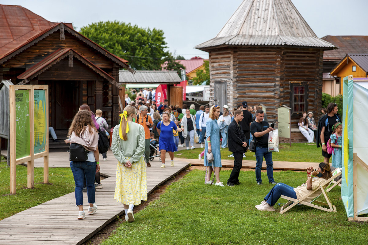 Празднику огурца в Суздале четверть века. За это время он превратился из локального события для своих в грандиозный фестиваль с мерчем, диджей-сетами, овощными деликатесами и толпами туристов из разных уголков страны. Бесплатный вход остался в прошлом — в этом году билет стоит от 1000 до 2500 рублей. В преддверии двухдневного пиршества с зеленым дресс-кодом «Ключ-Медиа» узнал, кто стоял у истоков ныне самого узнаваемого летнего ивента и каким его помнят суздальцы