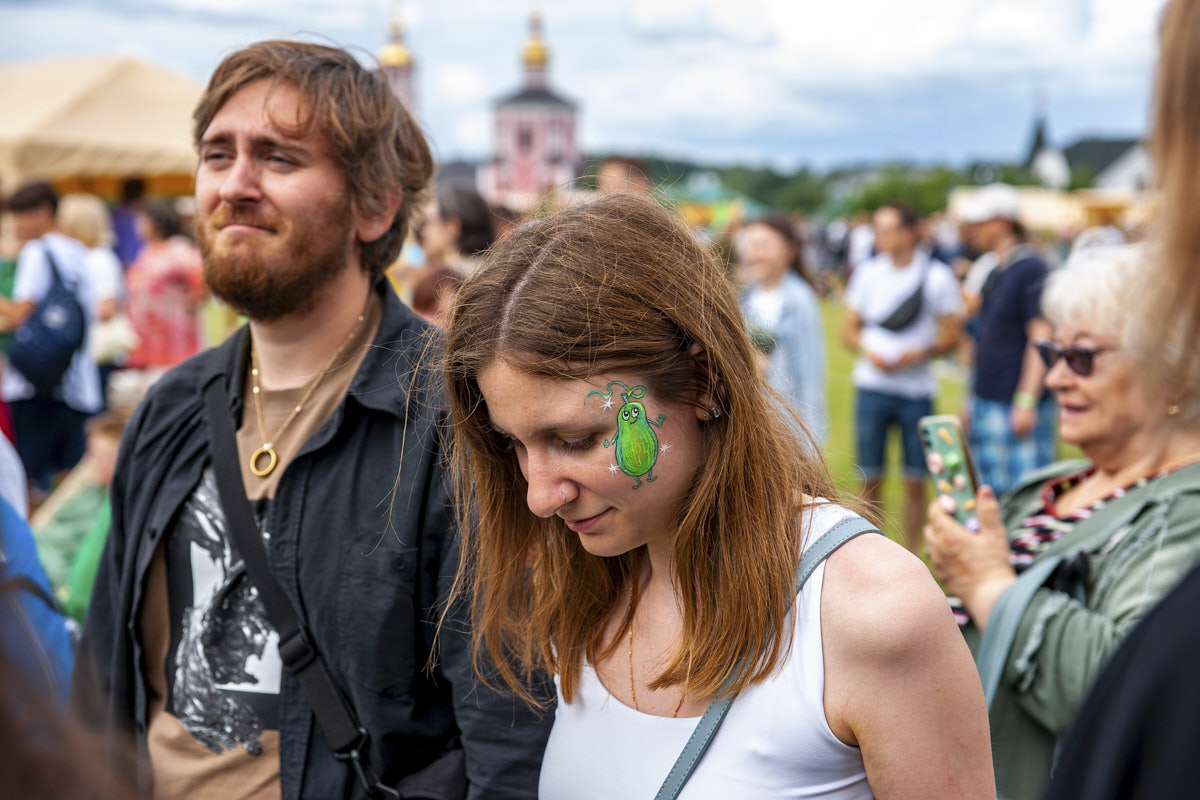 Празднику огурца в Суздале четверть века. За это время он превратился из локального события для своих в грандиозный фестиваль с мерчем, диджей-сетами, овощными деликатесами и толпами туристов из разных уголков страны. Бесплатный вход остался в прошлом — в этом году билет стоит от 1000 до 2500 рублей. В преддверии двухдневного пиршества с зеленым дресс-кодом «Ключ-Медиа» узнал, кто стоял у истоков ныне самого узнаваемого летнего ивента и каким его помнят суздальцы