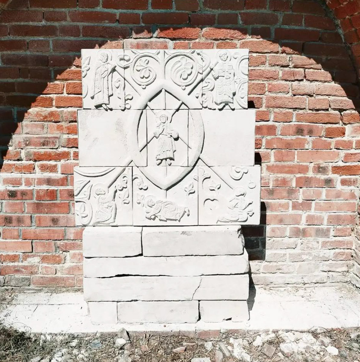 В регионе появились сразу две белокаменные новинки. Во Владимире территорию «Фабрики» украсили изящным порталом, а в Юрьеве-Польском воссоздали композицию «Преображение Господне» — копию резьбы Георгиевского собора XIII века.