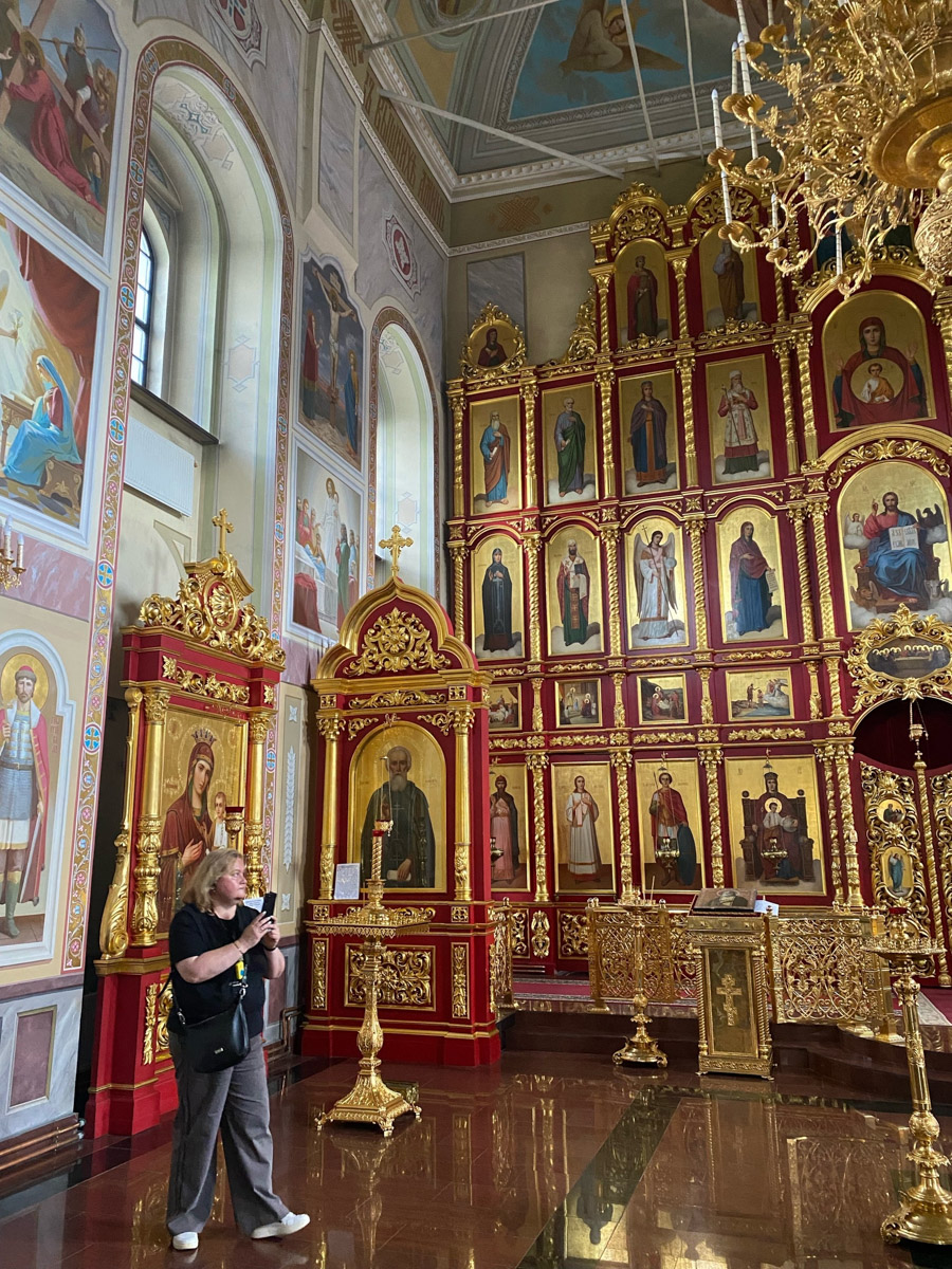 Казалось, Суздаль исхожен вдоль и поперек. Но если ехать по трассе в сторону Иванова, то слева внимание привлекает красивый храмовый комплекс, стоящий чуть поодаль от главных городских достопримечательностей. Это Михали — место интересное, нераскрученное, потому и ценное. Там расположена уникальная видовая точка. С колокольни можно полюбоваться панорамой музея под открытым небом с высоты птичьего полета, позвонить в колокола и вдоволь насладиться красотами древнего города.