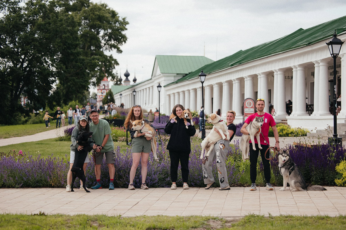 Питомцев всё чаще берут с собой на отдых. Существует даже сообщество, которое организует специальные туры для любителей мокроносов и их четвероногих друзей. Приятно, что среди направлений значится и уикенд в Суздале. В древнем городе любители путешествовать вместе с собаками провели три дня: гуляли по окрестностям, сплавлялись на сапбордах и готовили шашлыки.