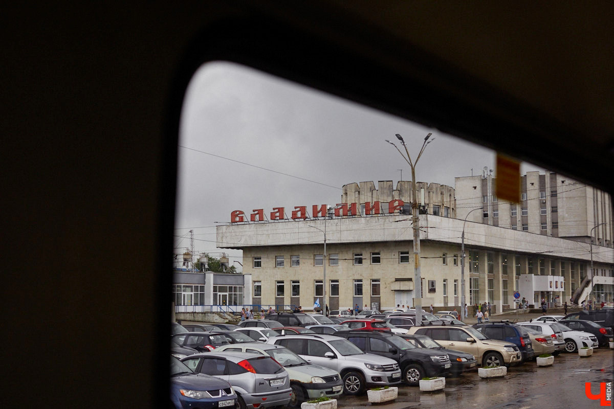 В общественном пространстве ГЭС на Нерли прошла лекция Айрата Багаутдинова — историка архитектуры, экскурсовода, руководителя российской просветительской компании «Глазами инженера». Вместе с экспертом «Ключ-Медиа» отыскал ответы на вопросы: как на крышу ДДюТ попали церковные апсиды, зачем многие здания 70-х годов во Владимире и Суздале отделали белым камнем и почему модернизм города-музея — это, скорее... антимодернизм.