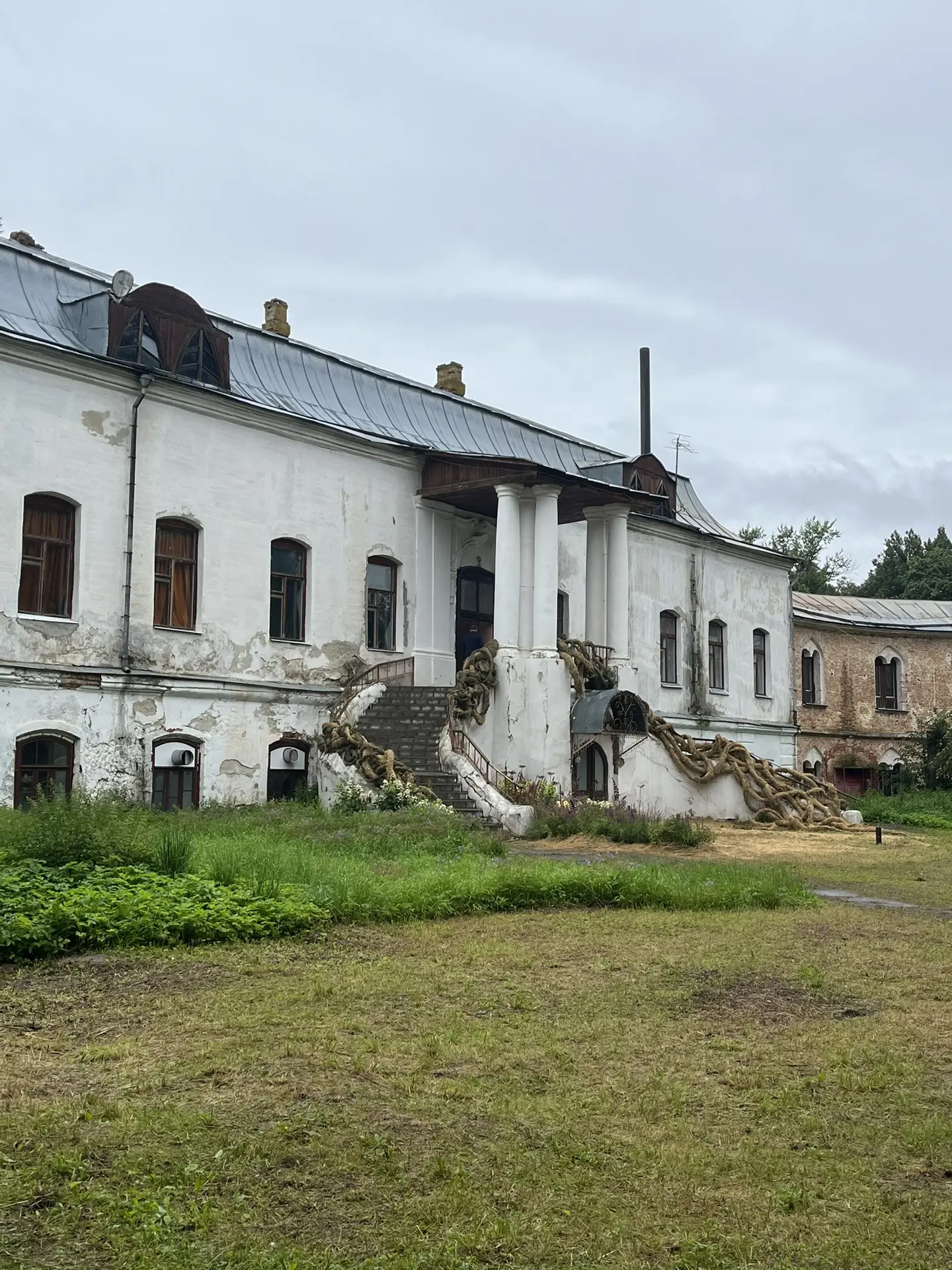 Особняк и служебный корпус усадьбы Воронцовых-Дашковых выставлены на продажу, причем всего за два рубля! Однако сами строения требуют немалых вложений в их реставрацию. Будущее уже восстановленного дома купца Тарасова во Владимире тоже пока не определено. За время ремонта исторический памятник архитектуры потерял многих потенциальных арендаторов.