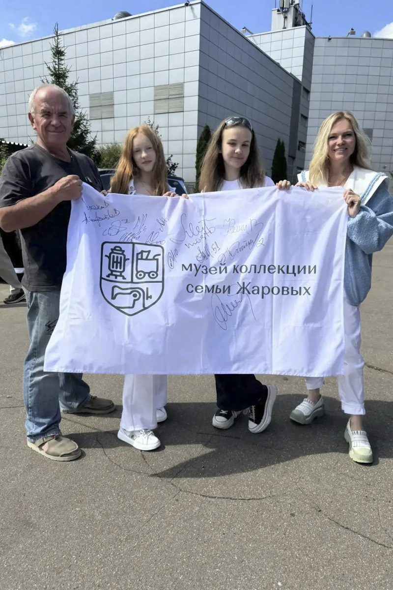 Деревообработчики из Суздальского района увековечили достижение хоккеиста Александра Овечкина: весной 2025 года нападающий забил 895-ю шайбу и превзошел рекорд Уэйна Гретцки. В честь такого события отец и сын Жаровы изготовили эксклюзивный стол, который лично вручили лучшему снайперу в истории НХЛ