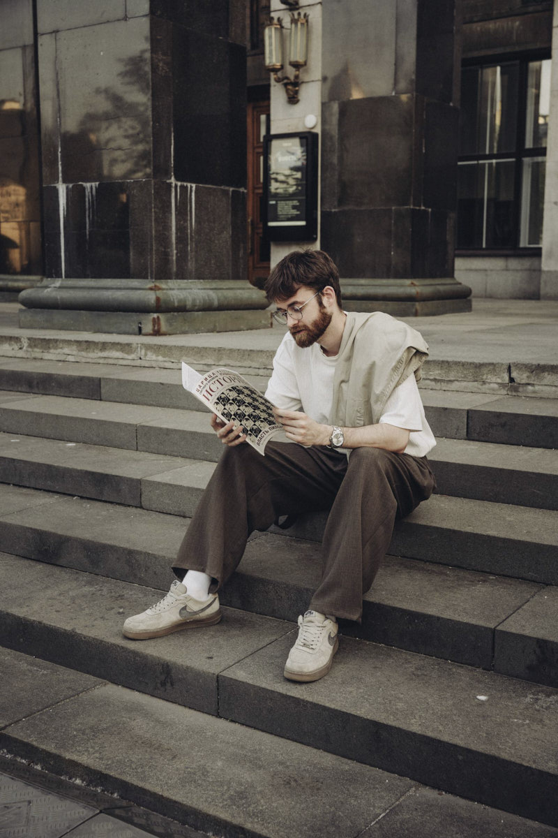 Магия существует! Живое тому доказательство – блог Кирилла Москвичева, который слышит фразу «Смотрите, это же Гарри Поттер!» чаще, чем свое настоящее имя. Парня и правда можно смело назвать двойником актера Дэниела Рэдклиффа, который прославился ролью мальчика-волшебника. Но если всемирная звезда старается уйти от этого образа, наш герой успешно пользуется сходством в интернете, при этом не теряя своей индивидуальности. Об этом он и рассказал «Ключ-Медиа»