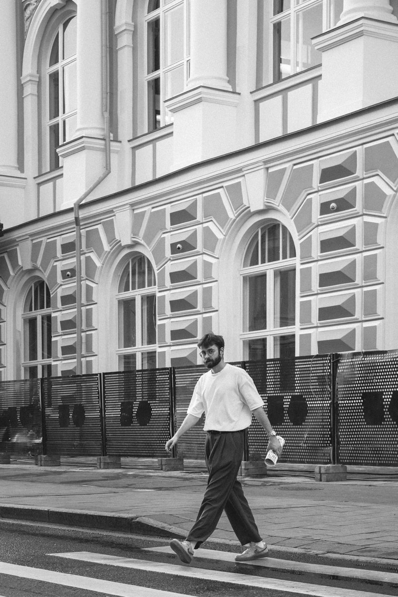 Магия существует! Живое тому доказательство – блог Кирилла Москвичева, который слышит фразу «Смотрите, это же Гарри Поттер!» чаще, чем свое настоящее имя. Парня и правда можно смело назвать двойником актера Дэниела Рэдклиффа, который прославился ролью мальчика-волшебника. Но если всемирная звезда старается уйти от этого образа, наш герой успешно пользуется сходством в интернете, при этом не теряя своей индивидуальности. Об этом он и рассказал «Ключ-Медиа»