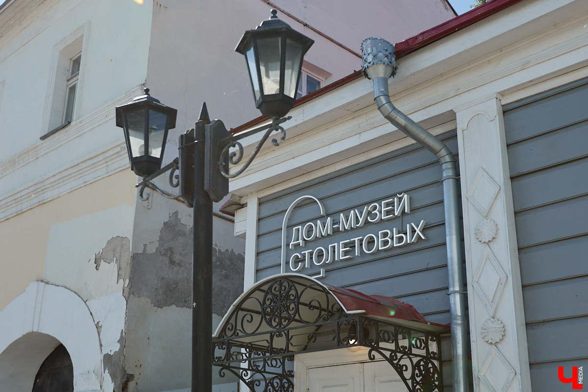 В Сети завирусились видеоролики путешественников, приехавших в областную столицу в 2026-м и заставших на улицах исторического центра многочисленные строительные леса. Гид Татьяна Быкова уверена: город стоит изучать глубже, а не судить лишь по традиционным туристическим тропам. Она составила маршрут по нетипичному Владимиру, по которому мы с удовольствием прогулялись