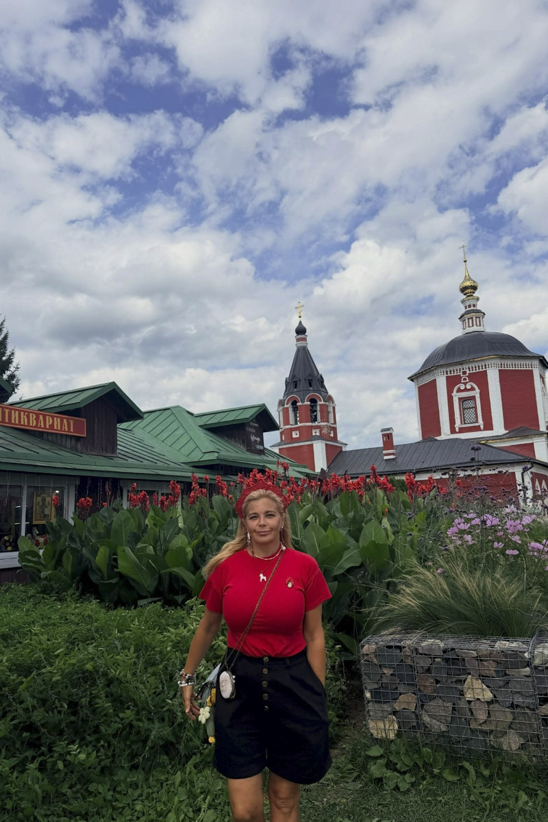 Суздаль остается в центре внимания российских звезд. Пока журналист Сергей Минаев изучает местные земли для своего нового проекта, другие селебрити приезжают насладиться аутентичной атмосферой и горизонтом. Впрочем, не обходят стороной известные люди и Владимир. Конец лета был богат на особенных гостей, замеченных в 33-м регионе
