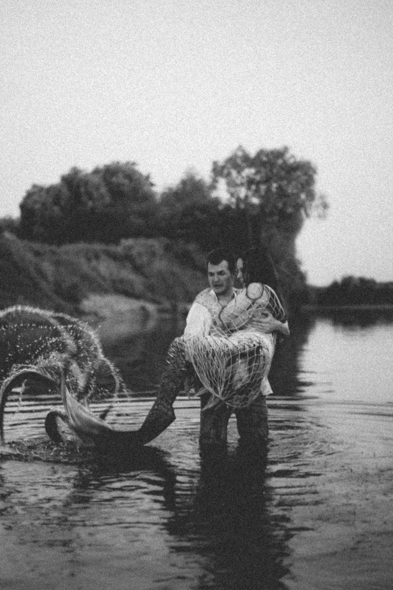 Владимирский фотограф Екатерина Лебедь известна своими креативными фотосессиями. Кадры с ретровайбами? Запросто! Ожившие карты Таро? Без проблем! На сей раз герои ее объектива превратились в русалок, ведьм и фей