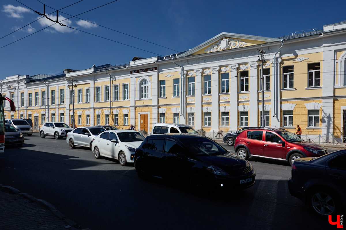 Ядро Владимира меняется буквально на глазах. Не успели освободить от строительных лесов обновленную школу № 1, как тут же занялись благоустройством здания кинотеатра «Художественный» и заменой плитки на тротуарах.