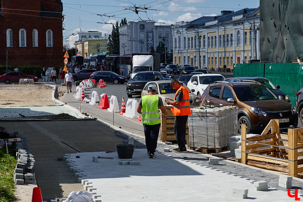 Ядро Владимира меняется буквально на глазах. Не успели освободить от строительных лесов обновленную школу № 1, как тут же занялись благоустройством здания кинотеатра «Художественный» и заменой плитки на тротуарах.