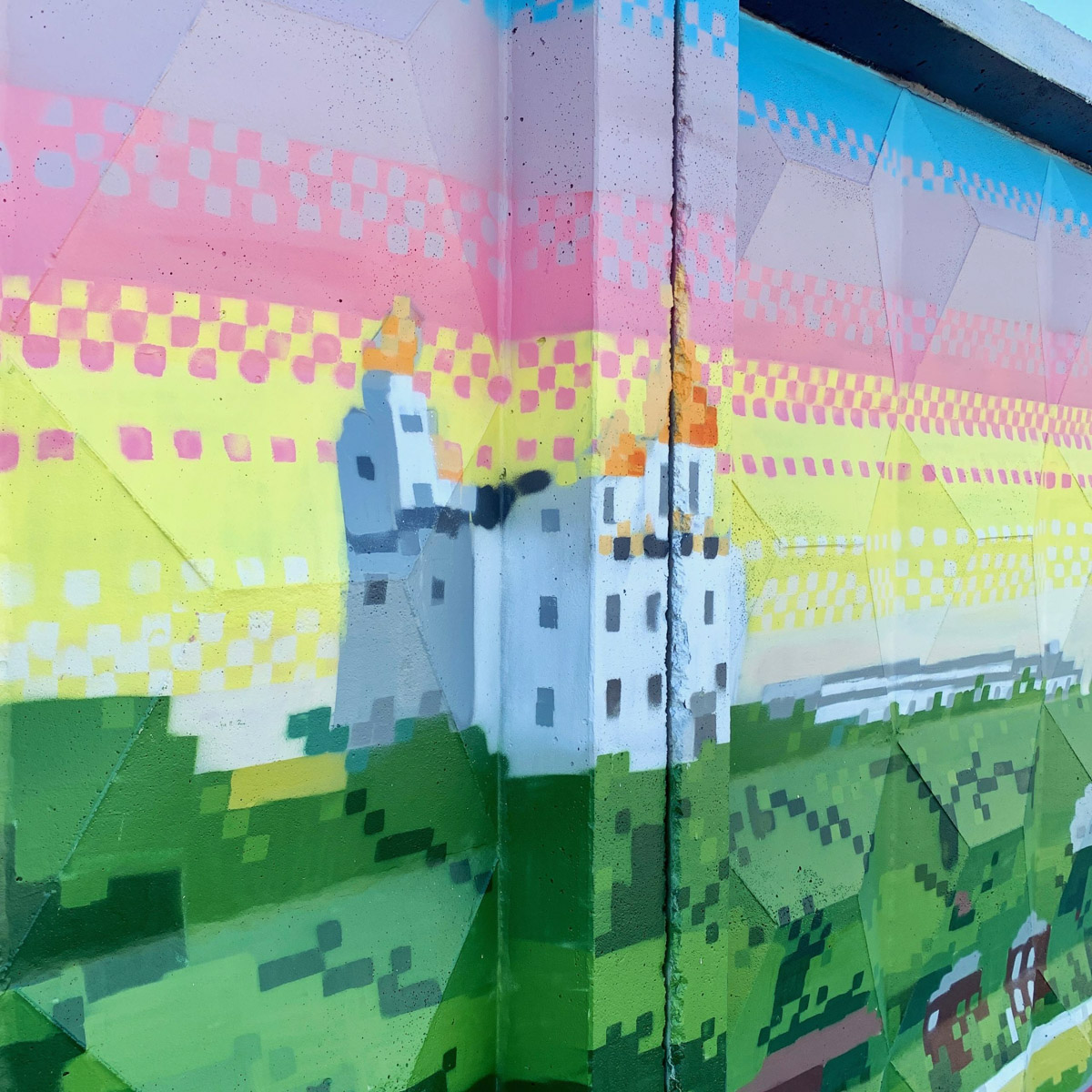 Благодарить за яркие муралы в городе нужно фестиваль «Загфест», отметивший в прошлом году юбилей. К сожалению, 2026-й арт-событие пропускает — пока его перенесли на май. Но местные райтеры несмотря ни на что продолжают украшать столицу региона, а также творить за ее пределами. «Ключ-Медиа» собрал самые интересные произведения наших художников на владимирских и загородных улочках.