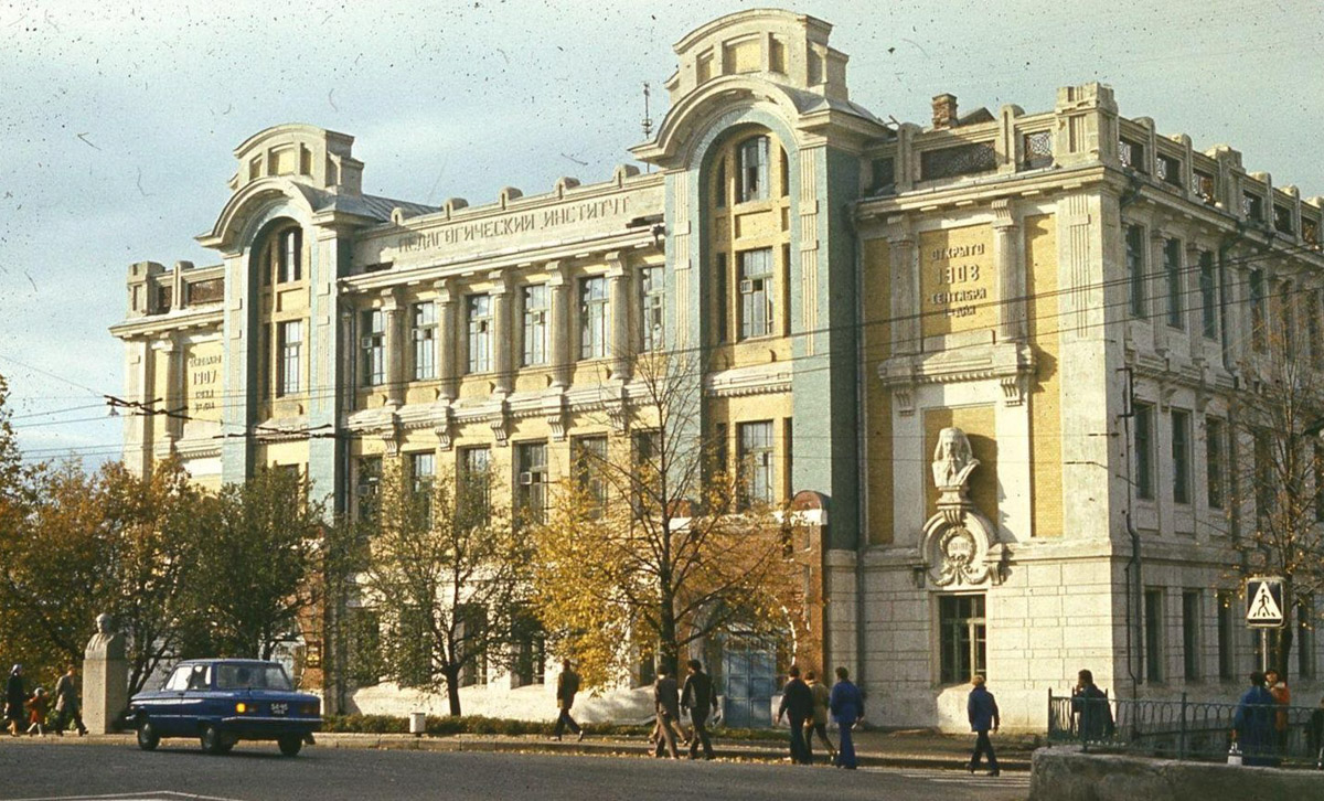В самом сердце города, чуть в тени грандиозных Золотых ворот притаилось элегантное трехэтажное здание в стиле модерн. Сегодня его чаще называют «филфаком» с оглядкой на современное назначение. Но жители, интересующиеся историей и местной архитектурой, точно знают, что это Реальное училище. Его истории и секретам посвящен наш материал.