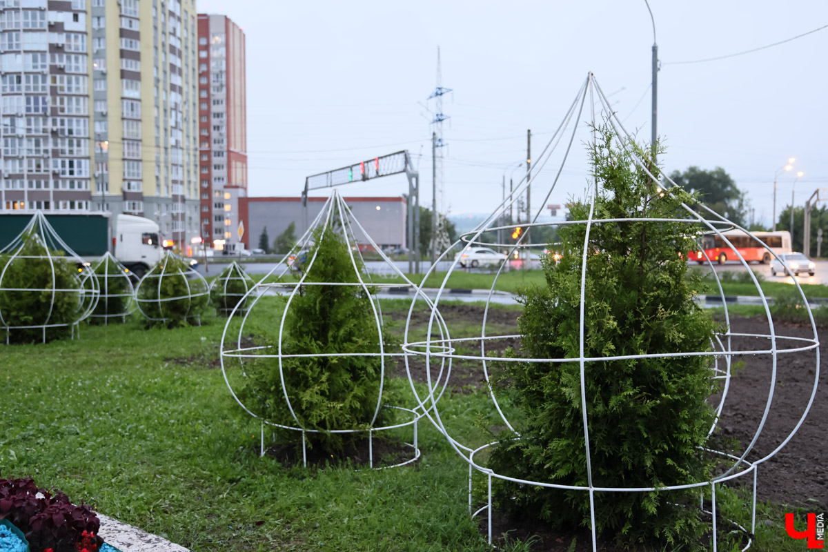Лето уходит, но мы не спешим прощаться. В наших сердцах еще осталось место для тепла, и найти его можно прямо на городских улицах возле клумб. «Ключ-Медиа» отыскал во Владимире самые интересные и яркие цветочные композиции, напоминающие об уходящем сезоне.