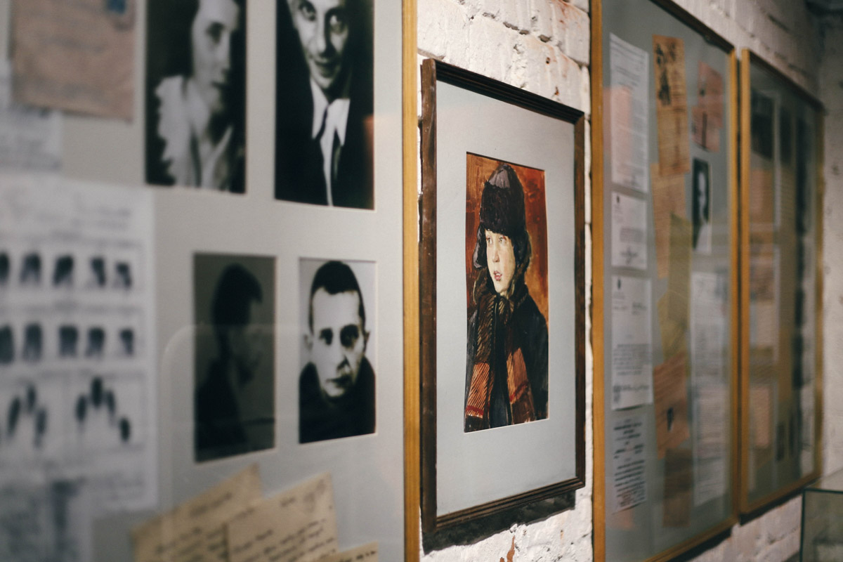 В первую очередь Александров известен как царская резиденция: отсюда правил Иван Грозный. Впрочем, не только с его именем связана история города на северо-западе Владимирской области. В XX веке здесь жили Цветаевы. Имена великой поэтессы и ее родных внесены в местную летопись, детали которой отражены в локальном и очень атмосферном музее-метафоре.