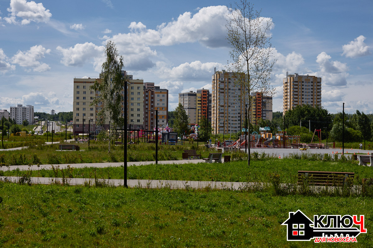 Покупка квартиры вне центра — это поиск баланса между тишиной, чистым воздухом и комфортной логистикой. А без мобильности сегодня никак! Особенно когда отдален от центра, как, например, жители Юрьевца. Но многие местные могут с легкостью отказаться от личных авто и пересесть на автобусы. В нашем проекте «Ключ для новосела» мы рассмотрим транспортную доступность данного микрорайона.