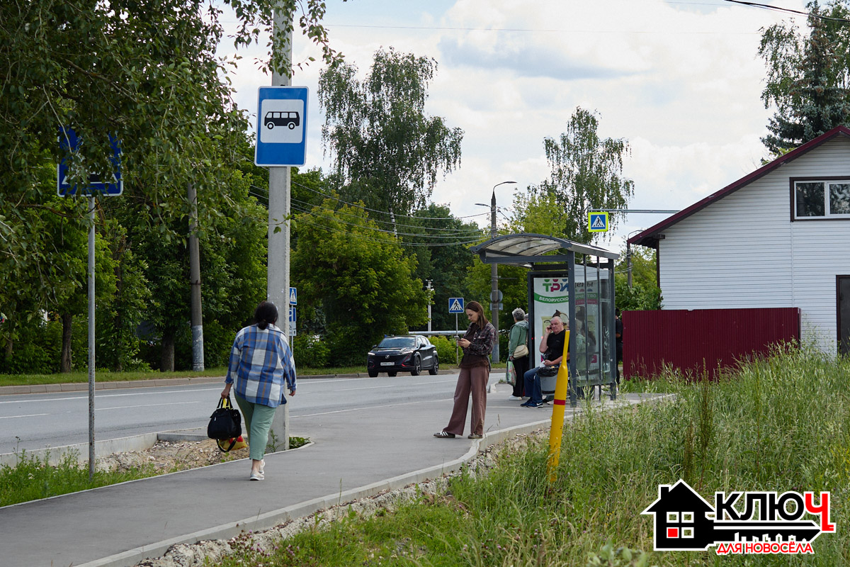 Покупка квартиры вне центра — это поиск баланса между тишиной, чистым воздухом и комфортной логистикой. А без мобильности сегодня никак! Особенно когда отдален от центра, как, например, жители Юрьевца. Но многие местные могут с легкостью отказаться от личных авто и пересесть на автобусы. В нашем проекте «Ключ для новосела» мы рассмотрим транспортную доступность данного микрорайона.