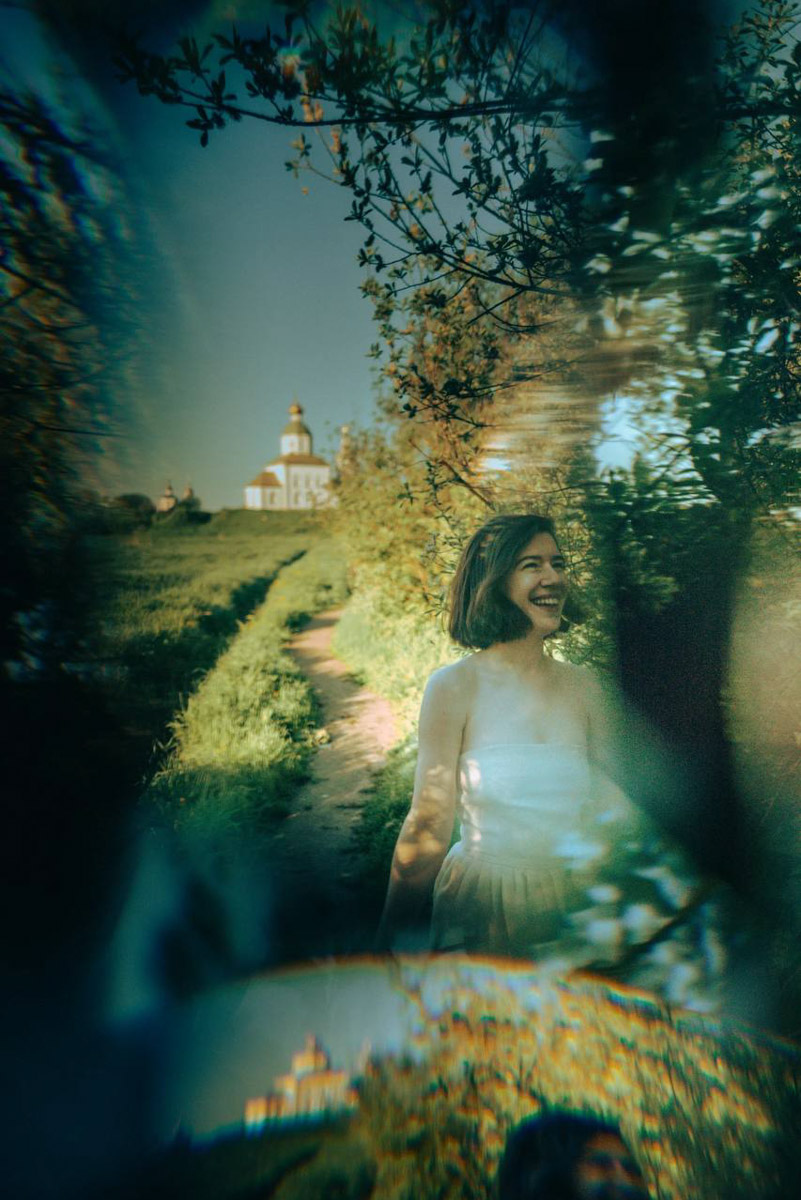 Однажды в чувствительную душу столичного фотографа запал Суздаль. Анастасия Зубкова влюбилась в город, даже не подозревая, к чему это приведет. А вышло нечто прекрасное — несколько удивительных фотопроектов с винтажными вещами, к которым наша героиня также испытывает особую симпатию.