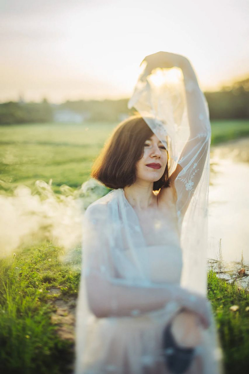 Однажды в чувствительную душу столичного фотографа запал Суздаль. Анастасия Зубкова влюбилась в город, даже не подозревая, к чему это приведет. А вышло нечто прекрасное — несколько удивительных фотопроектов с винтажными вещами, к которым наша героиня также испытывает особую симпатию.