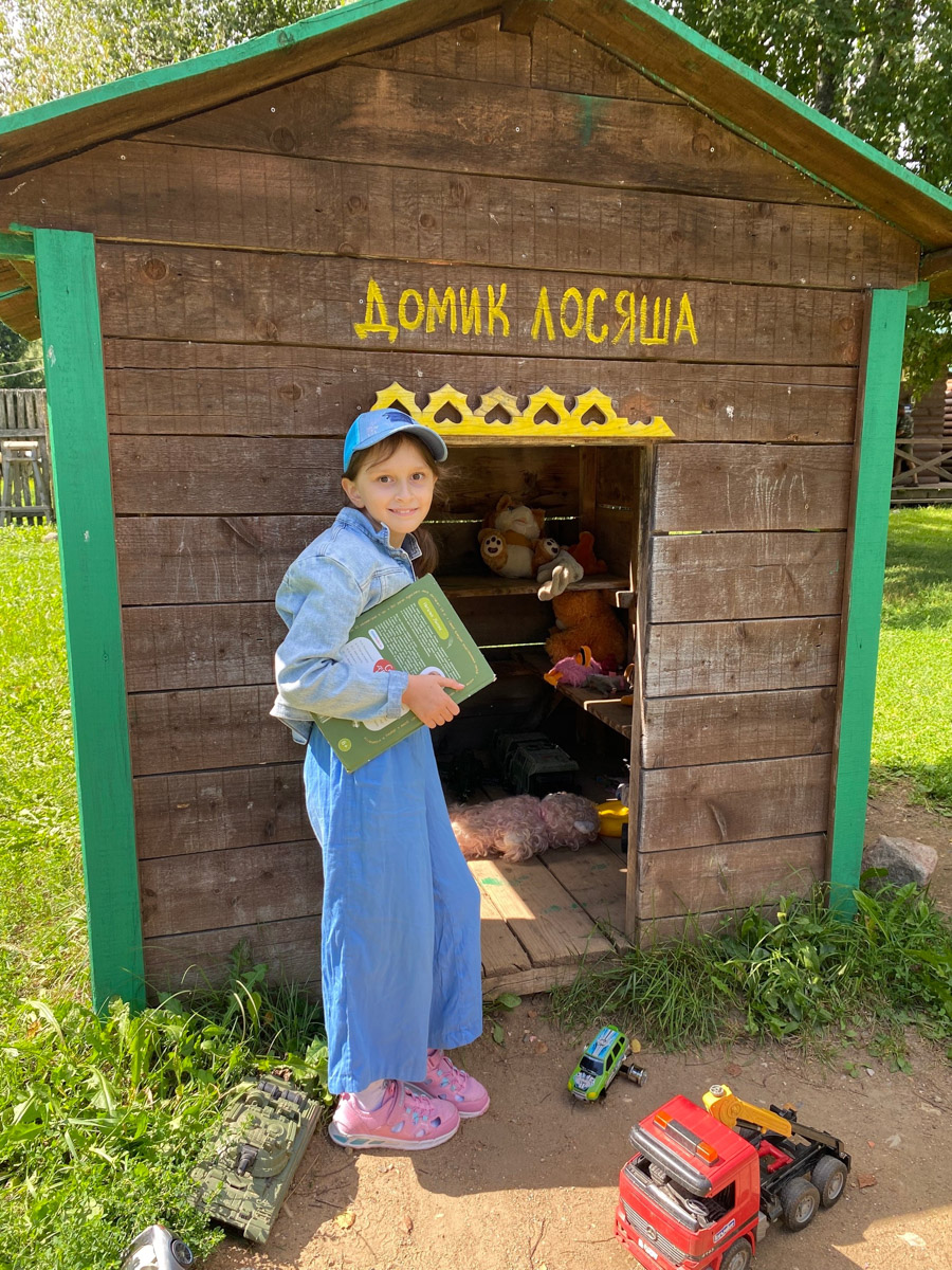 Сумароковская молочная лосиная ферма находится в 20 км от Костромы — в 4 часах езды на автомобиле от Владимира. Здесь можно понаблюдать за сохатыми, покормить их морковкой, попробовать их молоко, считавшееся в СССР лекарством от многих болезней. Особенно интересно тут будет детям, хотя и взрослые уезжают отсюда в полном восторге.