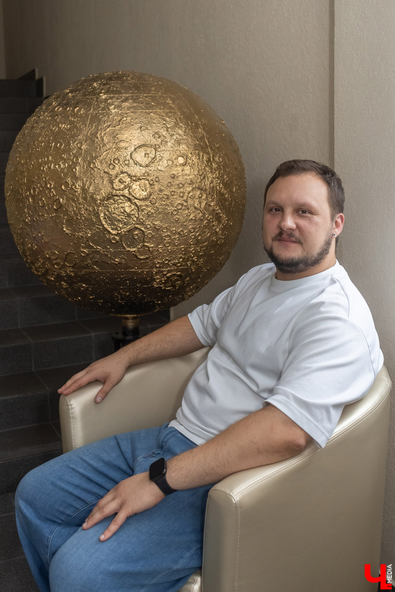 Владимирский планетарий наконец поменял адрес, переехав из Николо-Кремлевской церкви в здание, которое давно было предназначено для изучения небесного атласа. Теперь космический театр с современным оборудованием находится на Суздальской улице, прямо за Центральным парком. Техническое открытие уже состоялось. В числе первых на экскурсии в «Звездном доме» побывал и «Ключ-Медиа». Мы оценили обновленное пространство, посмотрели полнокупольное шоу и готовы поделиться впечатлениями.