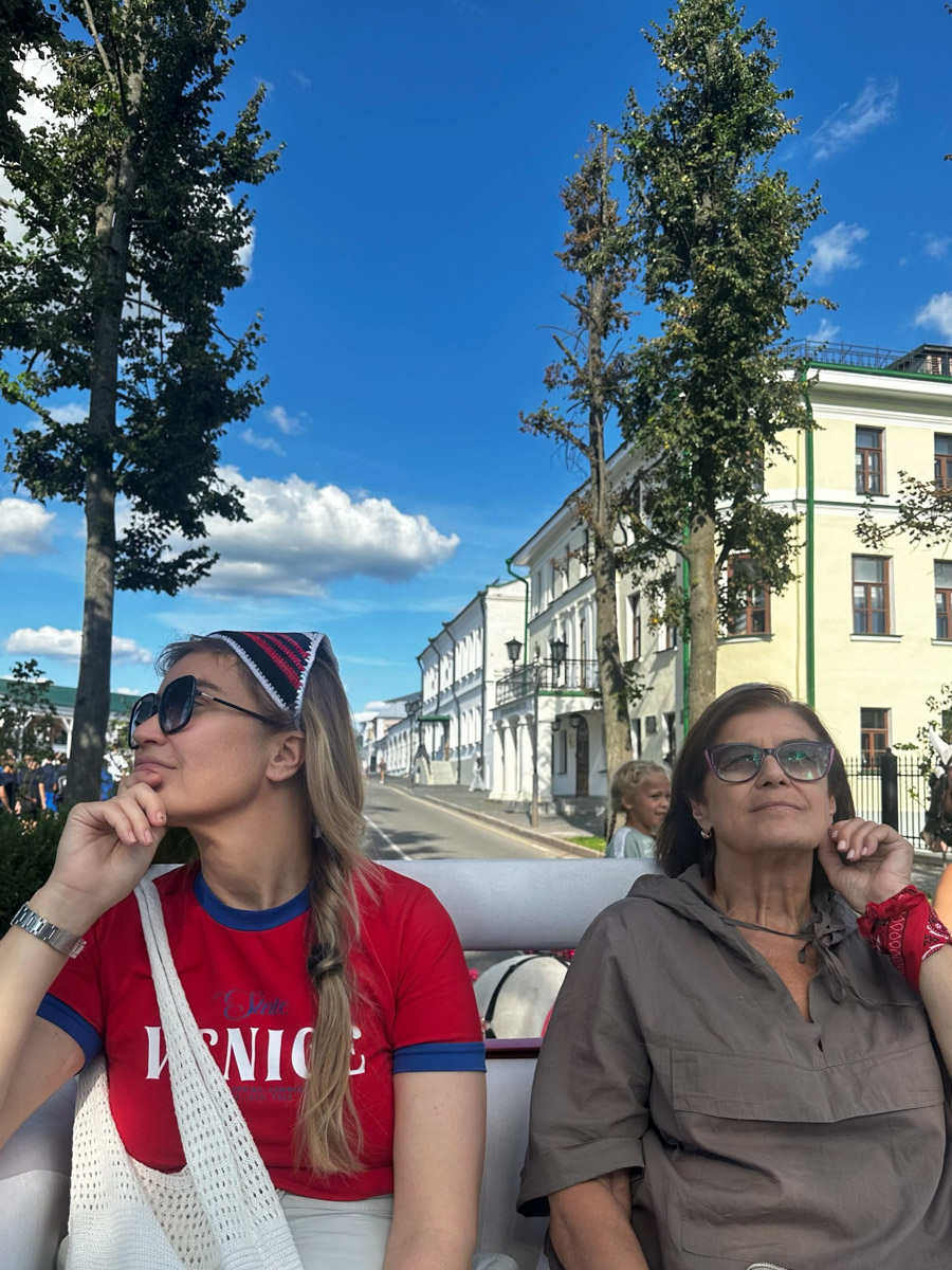Отдыхать в Суздале нравится не только простым смертным, но и тем, кого мы привыкли видеть на экранах телевизоров и в соцсетях. Пришло время собирать осенний урожай звезд, которые не смогли проехать мимо красот этого волшебного города.
