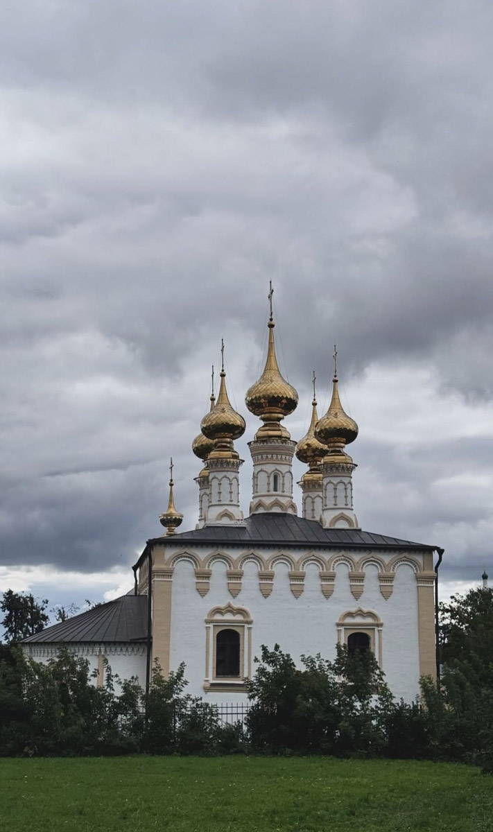 Отдыхать в Суздале нравится не только простым смертным, но и тем, кого мы привыкли видеть на экранах телевизоров и в соцсетях. Пришло время собирать осенний урожай звезд, которые не смогли проехать мимо красот этого волшебного города.