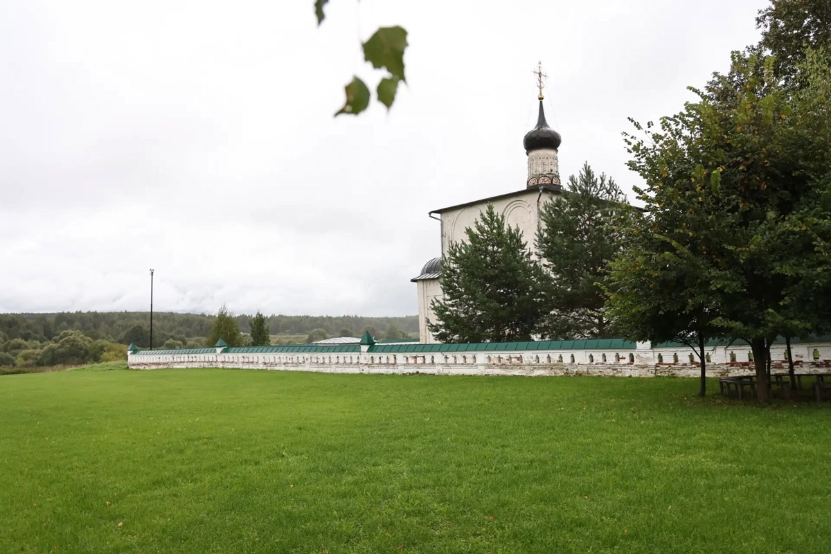 За окном осень, а значит, самое время подвести итоги конкурса «Самая красивая деревня Владимирской области». В 2026-м он прошел в 12-й раз и с еще большим размахом, чем в предыдущие годы. Обладатель Гран-при получил традиционную табличку признанного победителя и денежный приз в размере 300 тысяч рублей. На сей раз счастливчиков сразу два — Ельтесуново и Кидекша.