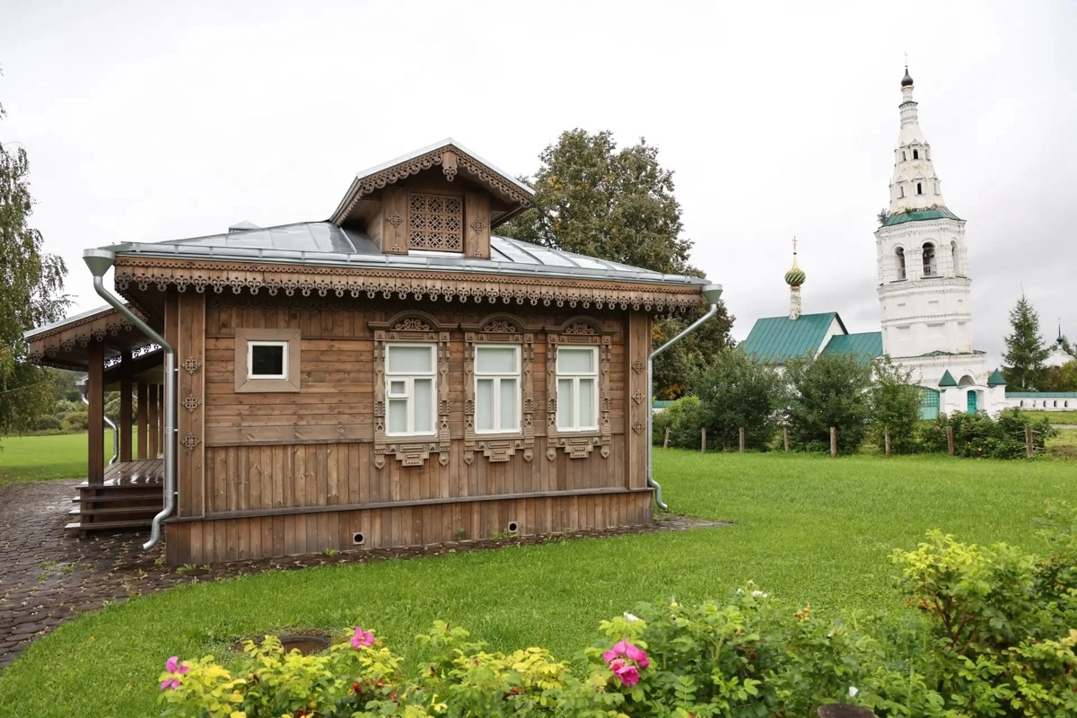 За окном осень, а значит, самое время подвести итоги конкурса «Самая красивая деревня Владимирской области». В 2026-м он прошел в 12-й раз и с еще большим размахом, чем в предыдущие годы. Обладатель Гран-при получил традиционную табличку признанного победителя и денежный приз в размере 300 тысяч рублей. На сей раз счастливчиков сразу два — Ельтесуново и Кидекша.
