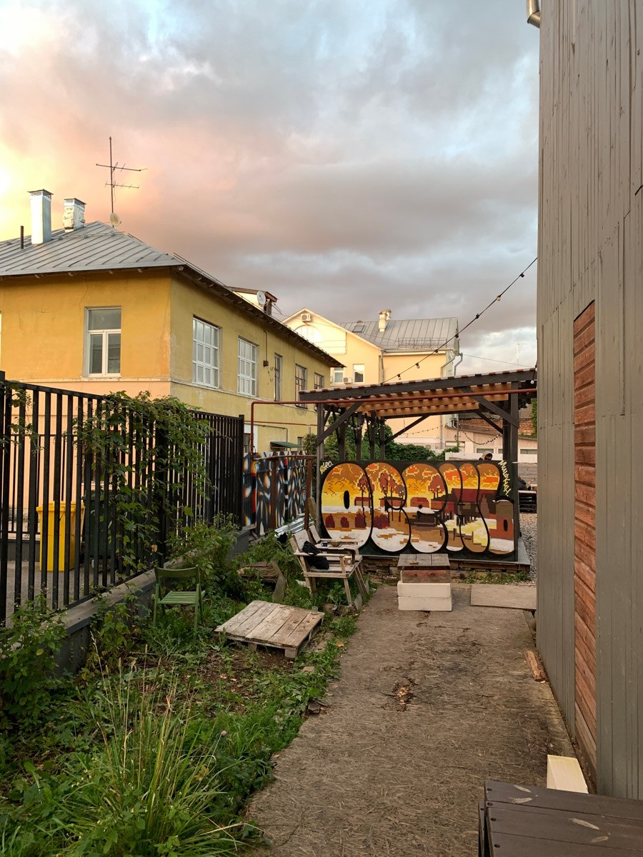 Владимирские творцы не покладая рук украшают городские улицы и локации. Известные стрит-художники Регина Яфасова и Мишкин явили миру сразу несколько новых работ. К ним присоединился и тату-мастер Олег Романов вместе с креативным пространством «Турбина».