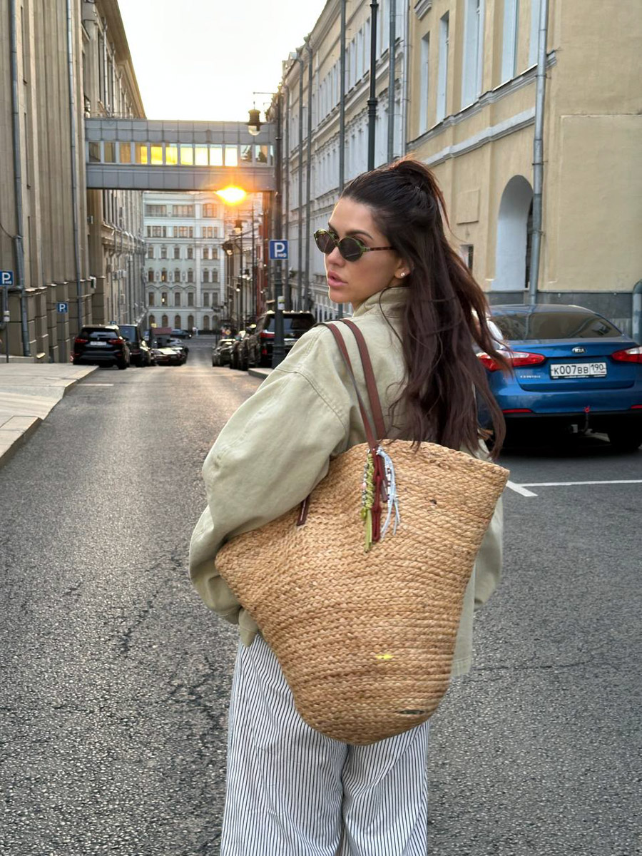 Анна Клеменко гордо называет себя шопоголиком со стажем. Нельзя не добавить, что кроме этого она еще и мастерски сочетает вещи, создавая невероятные образы. Блогер гордо признается, ее луки часто снимают для вдохновения прохожие в столичном метро. Тем более что за последние годы стиль молодой мамы претерпел значительные изменения. Теперь вместо нюдовой гаммы в его основу заложен цвет. «Ключ-Медиа» разузнал все секреты ее актуализированного гардероба.