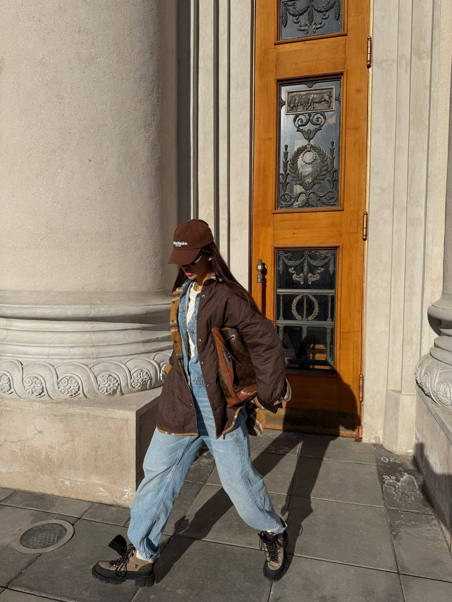 Анна Клеменко гордо называет себя шопоголиком со стажем. Нельзя не добавить, что кроме этого она еще и мастерски сочетает вещи, создавая невероятные образы. Блогер гордо признается, ее луки часто снимают для вдохновения прохожие в столичном метро. Тем более что за последние годы стиль молодой мамы претерпел значительные изменения. Теперь вместо нюдовой гаммы в его основу заложен цвет. «Ключ-Медиа» разузнал все секреты ее актуализированного гардероба.
