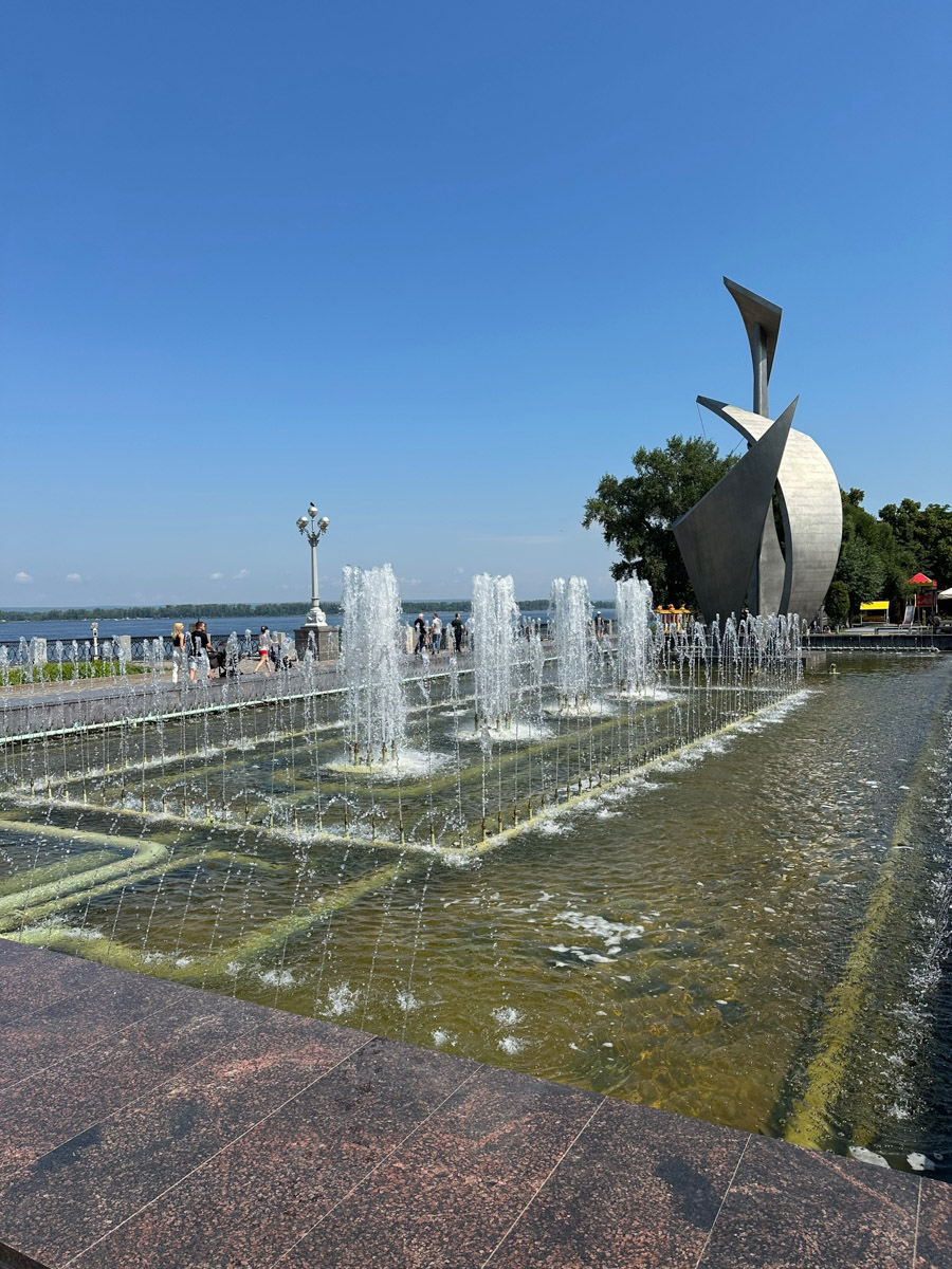 Самара — курортный городок, притаившийся на левом берегу Волги где-то в юго-восточной части России. Обсудим, где рассмотреть бывший Куйбышев с высоты птичьего полета, чем удивительна местная набережная и почему в советское время там с придыханием ждали Сталина.
